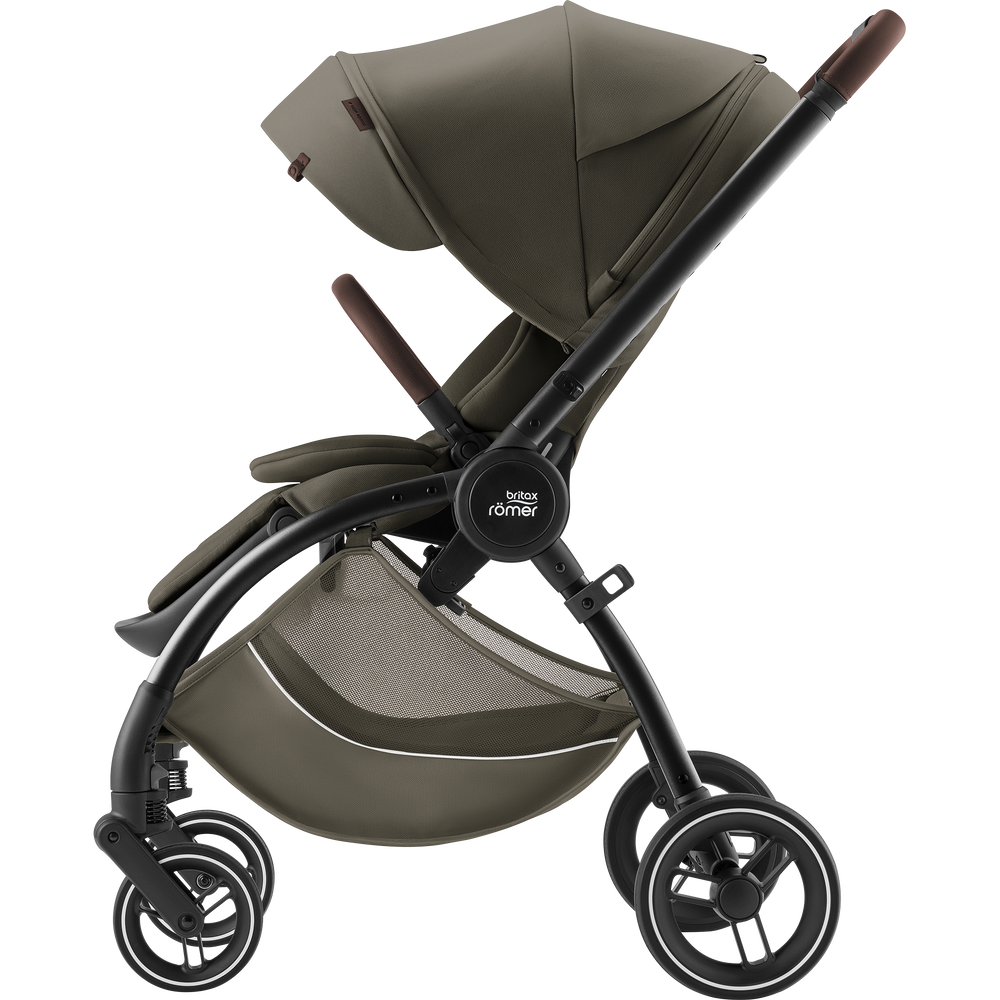 Britax Romer Rio Wózek Spacerowy Urban Olive Lux 01_RIO_UrbanOlive_Grey_BrownHandle_01_FWF_2025_72dpi_2000x2000dpi