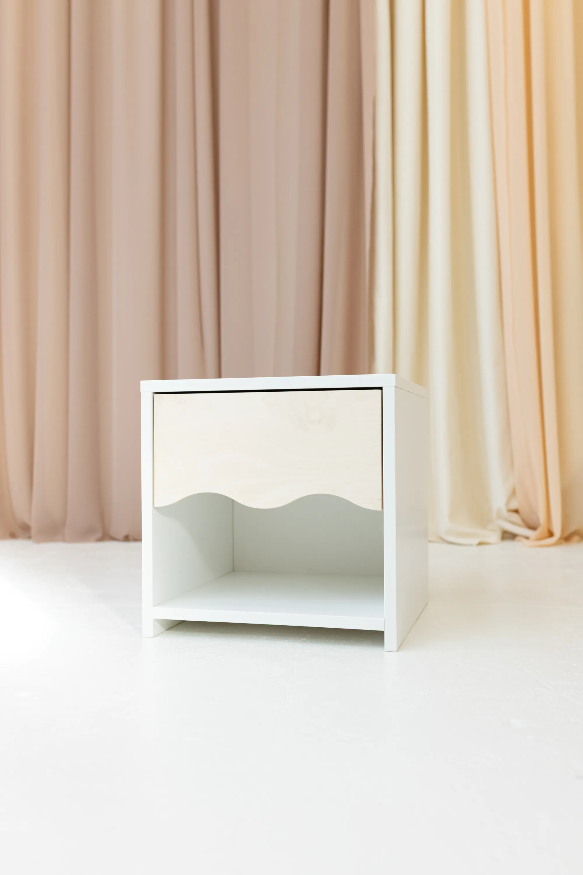 Baby Wood Wave Szafka Nocna Biała Funkcjonalna-szafka-nocna-dla-malucha-Babywood