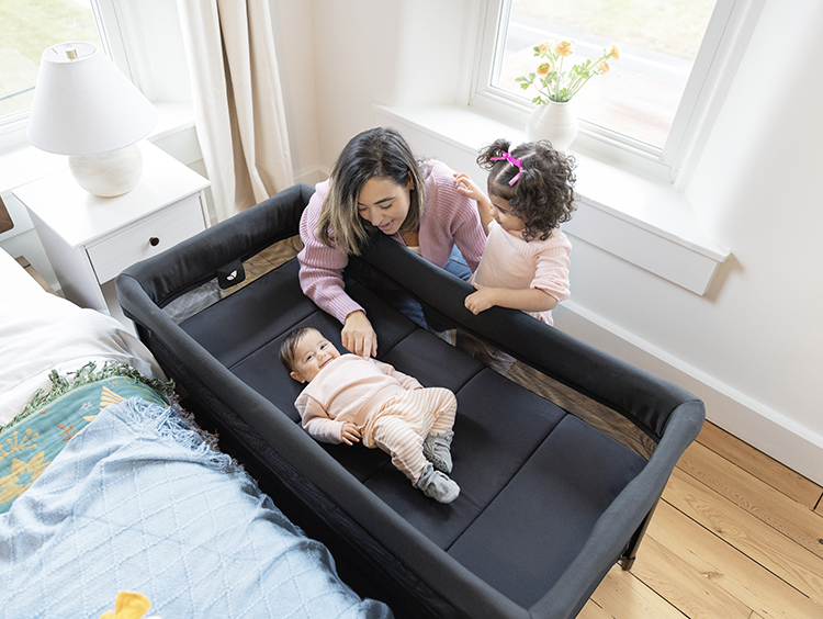 Joie Amigo Łóżeczko dla Dziecka 120 cm Shale joie_polska_amigo120_lifestyle-2