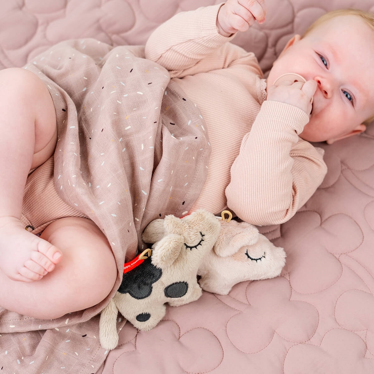 Done by Deer Grzechotka Sensoryczna Krówka Dotti Sand 239ecdb4f37b437ea8612b505c9efc1c