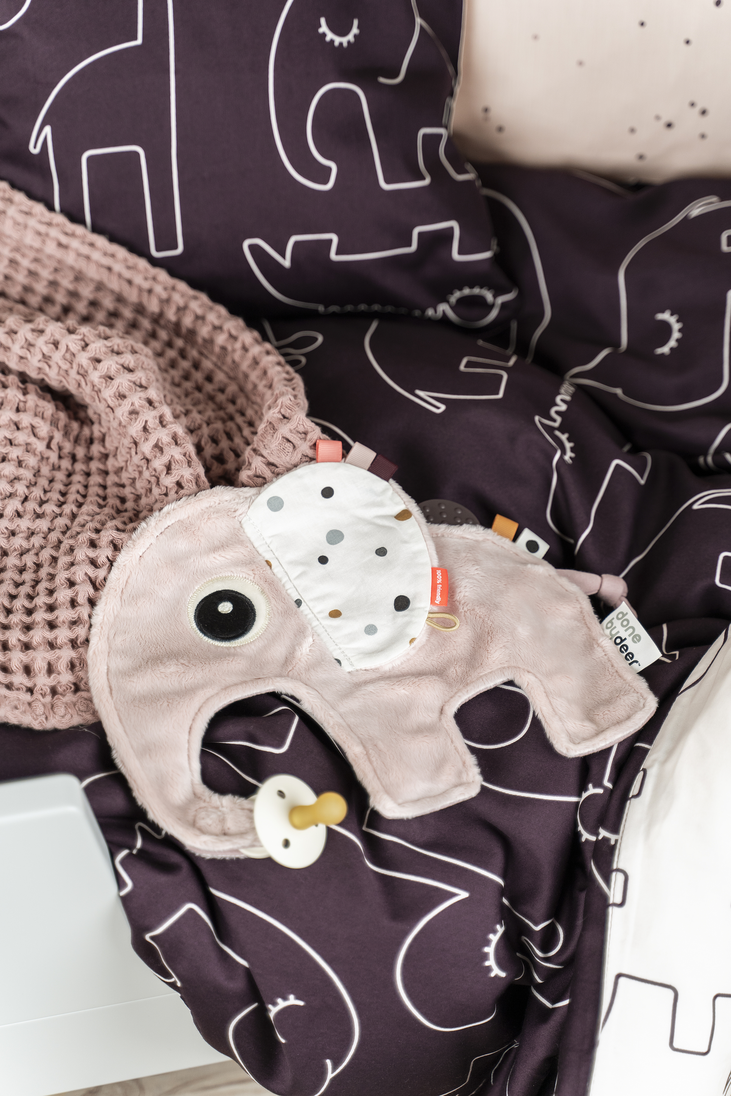 Done by Deer Przytulanka Dla Niemowlaka Słoń Elphee Sand done-by-deer-zawieszka-do-smoczka-elphee-plaska__106796_bdca800-imgm