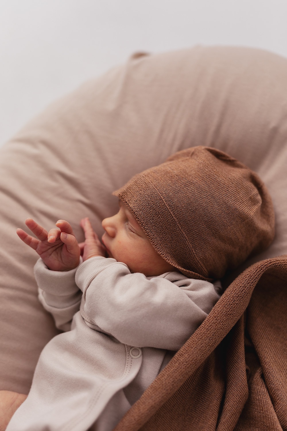 Puuki Nest Poduszka Ciążowa Uniwersalna Jasny Szary poduszka-ciazowa-uniwersalna-puuki-nest-kolor-nugat_5