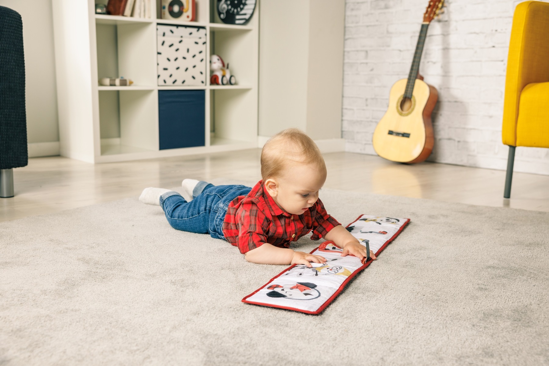 Tiny Love Książeczka Interaktywna - Dwustronna - Décor Czarno-Biała ksiazeczka-interaktywna-dwustronna-d-cor-czarno-biala_24916_01