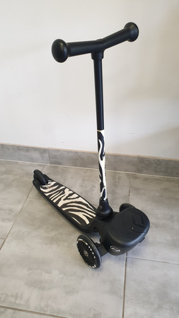 [OUTLET] Scootandride Highwaykick 2 Lifestyle Hulajnoga Trójkołowa Balansowa z Zamykanym Schowkiem 2+ Zebra