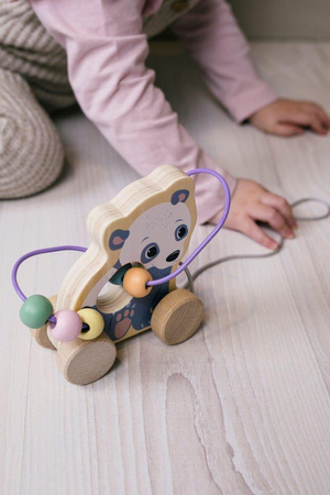 Joueco Drewniana zabawka na kółkach z przeplatanką MAŁPKA