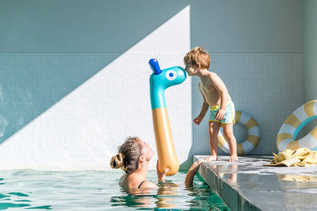 QUUT Dmuchany makaron do pływania Żyrafa