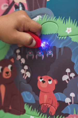 Janod Świecące puzzle z mini-lampką UV Las 24 elementy 3+