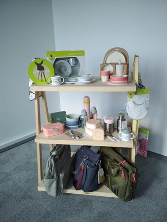 POS marketing LASSIG - Regał drewniany wolnostojący niski, wys. 118 cm, szer. 85 cm, gł. 60 cm.