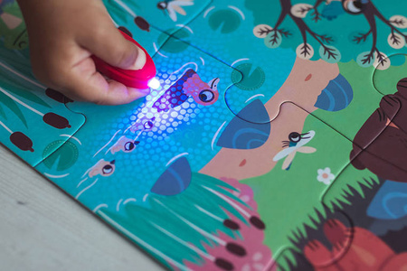 Janod Świecące puzzle z mini-lampką UV Las 24 elementy 3+