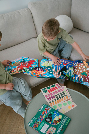 Mudpuppy Zestaw do wyklejania Naklejki holograficzne 200+ szt. z plakatem Kraina dinozaurów  4+