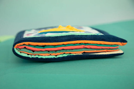 Lilliputiens Książeczka edukacyjna "Uczę się sam ubierać" Piesek Jules 18 m+