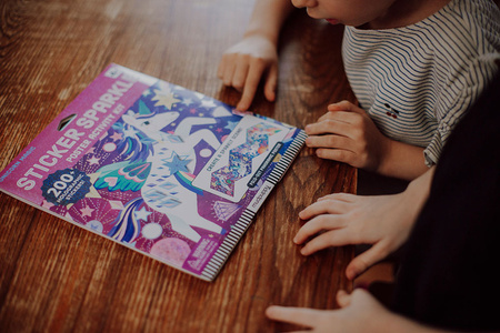 Mudpuppy Zestaw do wyklejania Naklejki holograficzne 200+ szt. z plakatem Magiczne jednorożce 4+