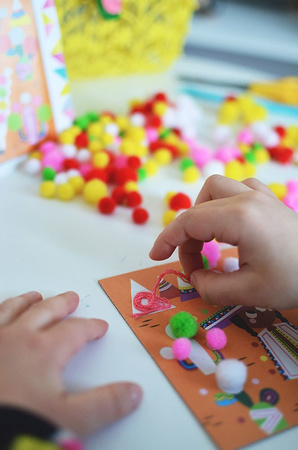 Janod Zestaw artystyczny Pompony Lamy 4+