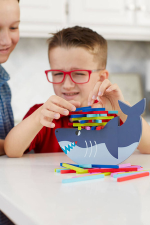 Mudpuppy Drewniana gra balansowa Rekin 4+