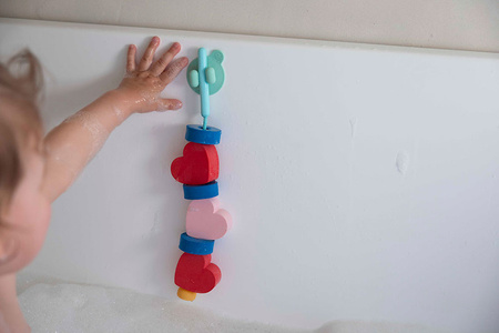 QUUT Klocki piankowe do nawlekania do kąpieli Beedi Hearts