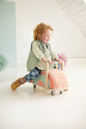 LILLIPUTIENS Drewniany jeździk 2 w 1 z miękkim siedziskiem i torebką Sarenka Stella 12 m+