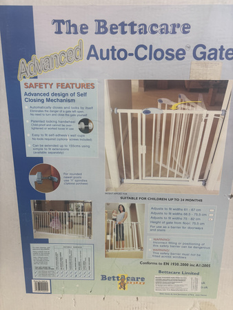 [OUTLET] Bettacare  Bramka schodowa z automatycznym zamykaniem 75 cm - 82 cm Biała