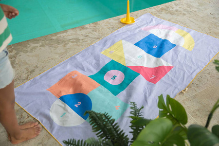 QUUT Dwustronny ręcznik plażowy PlayTowels L (180 x 100cm) Hopscotch