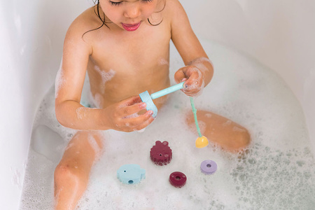 QUUT Klocki piankowe do nawlekania do kąpieli Beedi Fish Burgundy