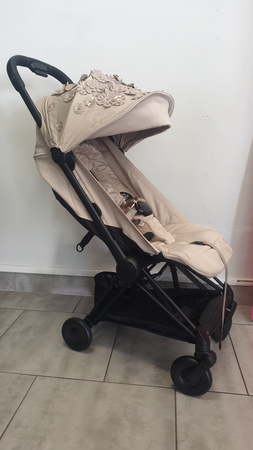 [OUTLET] Cybex Coya Wózek Spacerowy Simply Flowers Nude Beige 2023