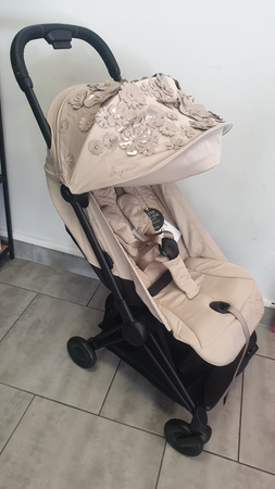 [OUTLET] Cybex Coya Wózek Spacerowy Simply Flowers Nude Beige 2023