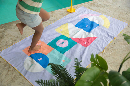 QUUT Dwustronny ręcznik plażowy PlayTowels L (180 x 100cm) Hopscotch