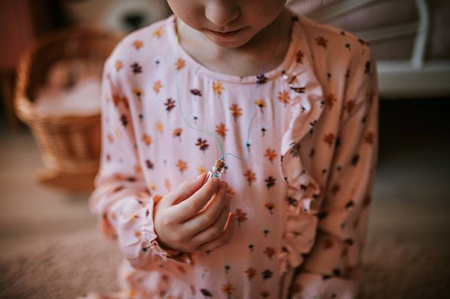 Janod Zestaw kreatywny do tworzenia biżuterii z kamieniami przynoszącymi szczęście 8+