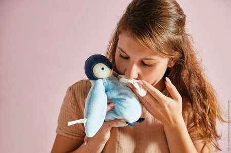 Kaloo Przytulanka z muślinową chusteczką absorbującą zapach Pingwinek 20 cm w pudełku kolekcja Complices