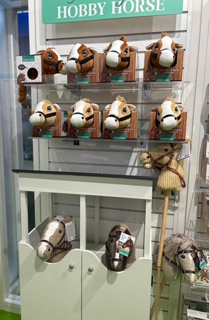 Holly Hobby Horse koń na pasku z ogonem brown