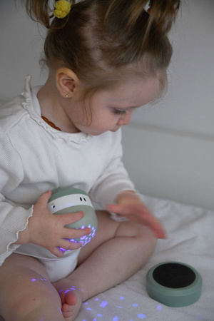 Beaba Projektor gwiazd z pozytywką i czujnikiem płaczu Pixie Sage green