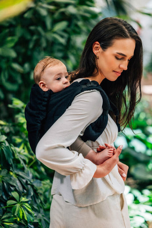 LennyLamb Nosidło Klamrowe Onbuhimo Pro Z Tkaniny Żakardowej (59% Bawełna, 41% Wełna Merino), Rozmiar Standard - Pawi Ogon - Pitch Black