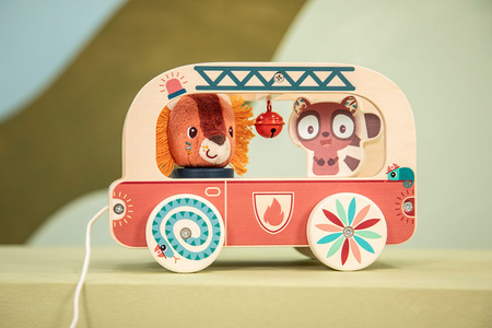 Lilliputiens Drewniany wózek do ciągnięcia Wóz strażacki Lew Jack 12 m+