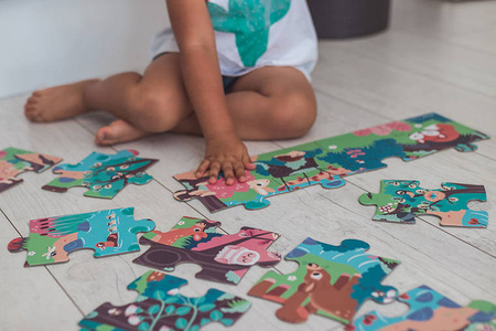 Janod Świecące puzzle z mini-lampką UV Las 24 elementy 3+