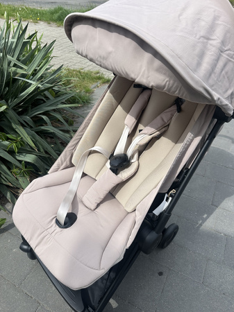 [OUTLET] Cybex Coya Wózek Spacerowy Rama Matt Black Cozy Beige
