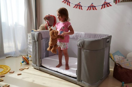 Chicco Next2Me Forever Łóżeczko Dostawne 3w1 do 22kg Moon Grey + Prześcieradło 2szt Pink Pois
