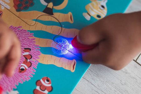 Janod Świecące puzzle z mini-lampką UV Las 24 elementy 3+