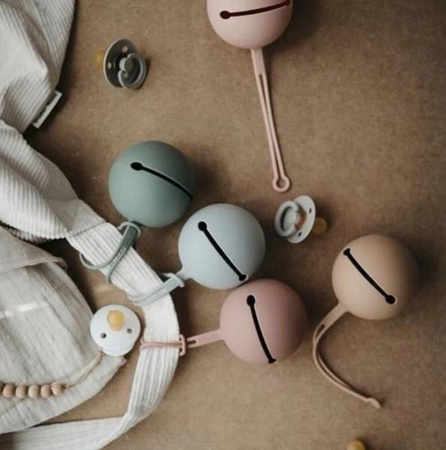 Mushie - Etui Na Smoczek Do Wózka Kula Ball Dried