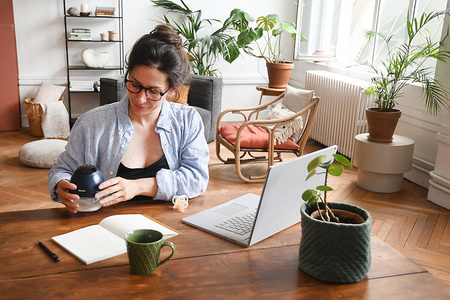 Beaba Laktator elektryczny bezprzewodowy muszlowy Hands-Free 180 ml Night Blue