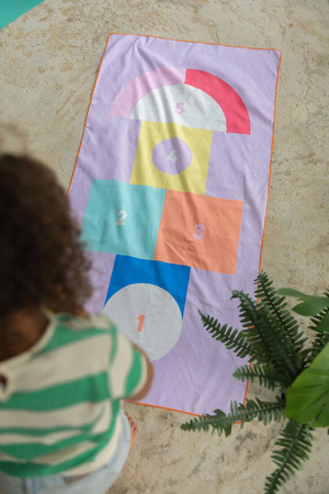 QUUT Dwustronny ręcznik plażowy PlayTowels M (140 x 70cm) Hopscotch