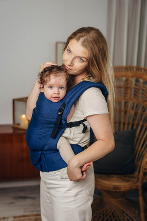 LennyLamb Moje Pierwsze Nosidełko LennyLight, splot jodełkowy, 100% bawełna - Kobalt