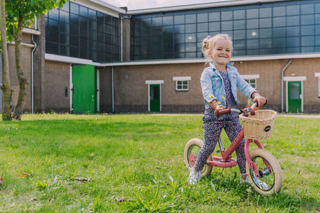 Trybike Pierwszy Rowerek Trójkołowy Dziecięcy Biegowy 2w1 Matowy Różowy