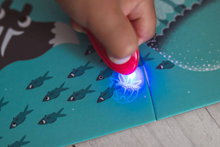 Janod Świecące puzzle z mini-lampką UV Las 24 elementy 3+