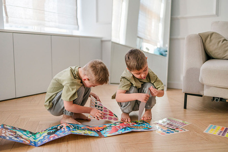 Mudpuppy Zestaw do wyklejania Naklejki holograficzne 200+ szt. z plakatem Kraina dinozaurów  4+