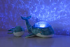 Cloud B Tranquil Whale Blue Family Lampka z Projekcją i Grzechotką Wieloryb Niebieski