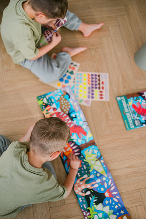 Mudpuppy Zestaw do wyklejania Naklejki holograficzne 200+ szt. z plakatem Kraina dinozaurów  4+