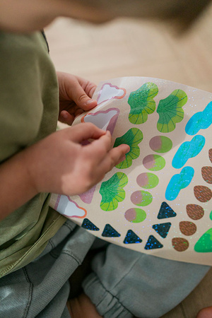 Mudpuppy Zestaw do wyklejania Naklejki holograficzne 200+ szt. z plakatem Kraina dinozaurów  4+