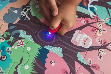 Janod Świecące puzzle z mini-lampką UV Las 24 elementy 3+