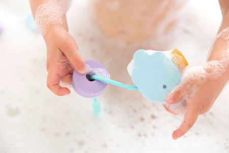 QUUT Klocki piankowe do nawlekania do kąpieli Beedi Fish Burgundy