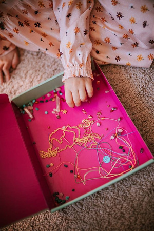 Janod Zestaw kreatywny do tworzenia biżuterii z kamieniami przynoszącymi szczęście 8+