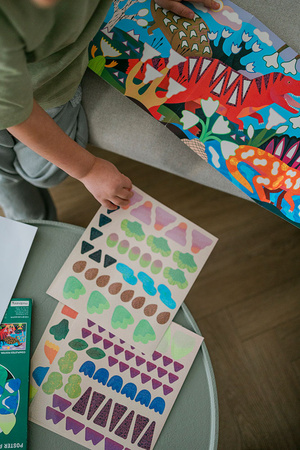 Mudpuppy Zestaw do wyklejania Naklejki holograficzne 200+ szt. z plakatem Kraina dinozaurów  4+